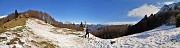 24 Al Passo Baciamorti (1541 m) prima neve con  vista panoramica verso le Orobie